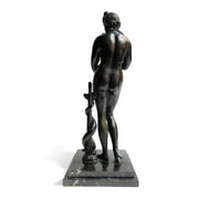 Vista posteriore della statua in bronzo dell'Afrodite de Medici