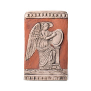 Placca in terracotta rossa che raffigura la dea della vittoria alata, Nike tratta dalla colonna traiana a Roma