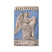 Placca in terracotta blu che raffigura la dea della vittoria alata, Nike tratta dalla colonna traiana a Roma